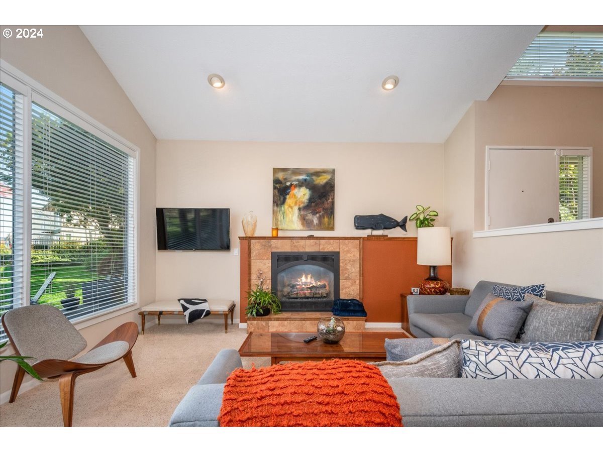 419 N TOMAHAWK ISLAND DR, Portland, OR, 97217