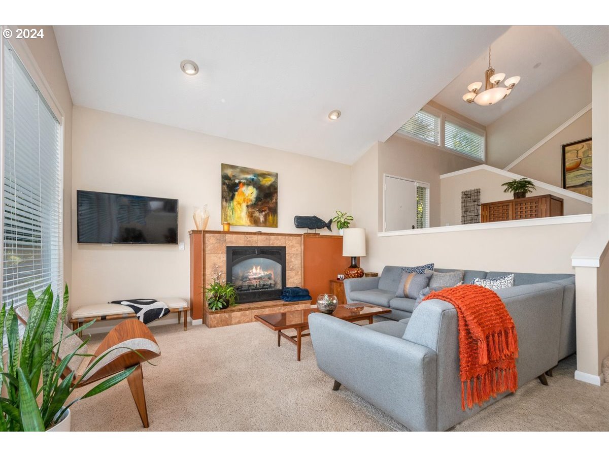 419 N TOMAHAWK ISLAND DR, Portland, OR, 97217