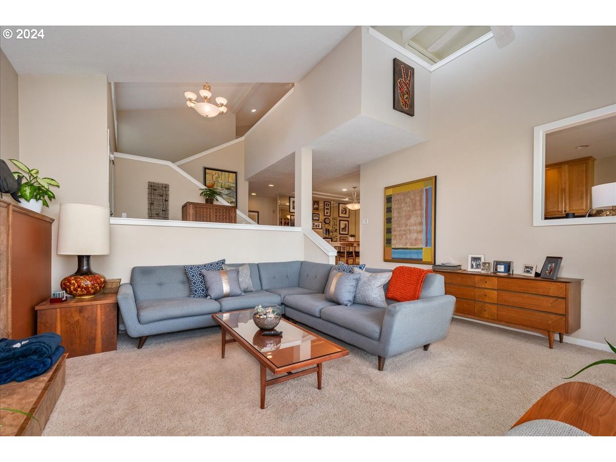 419 N TOMAHAWK ISLAND DR, Portland, OR, 97217