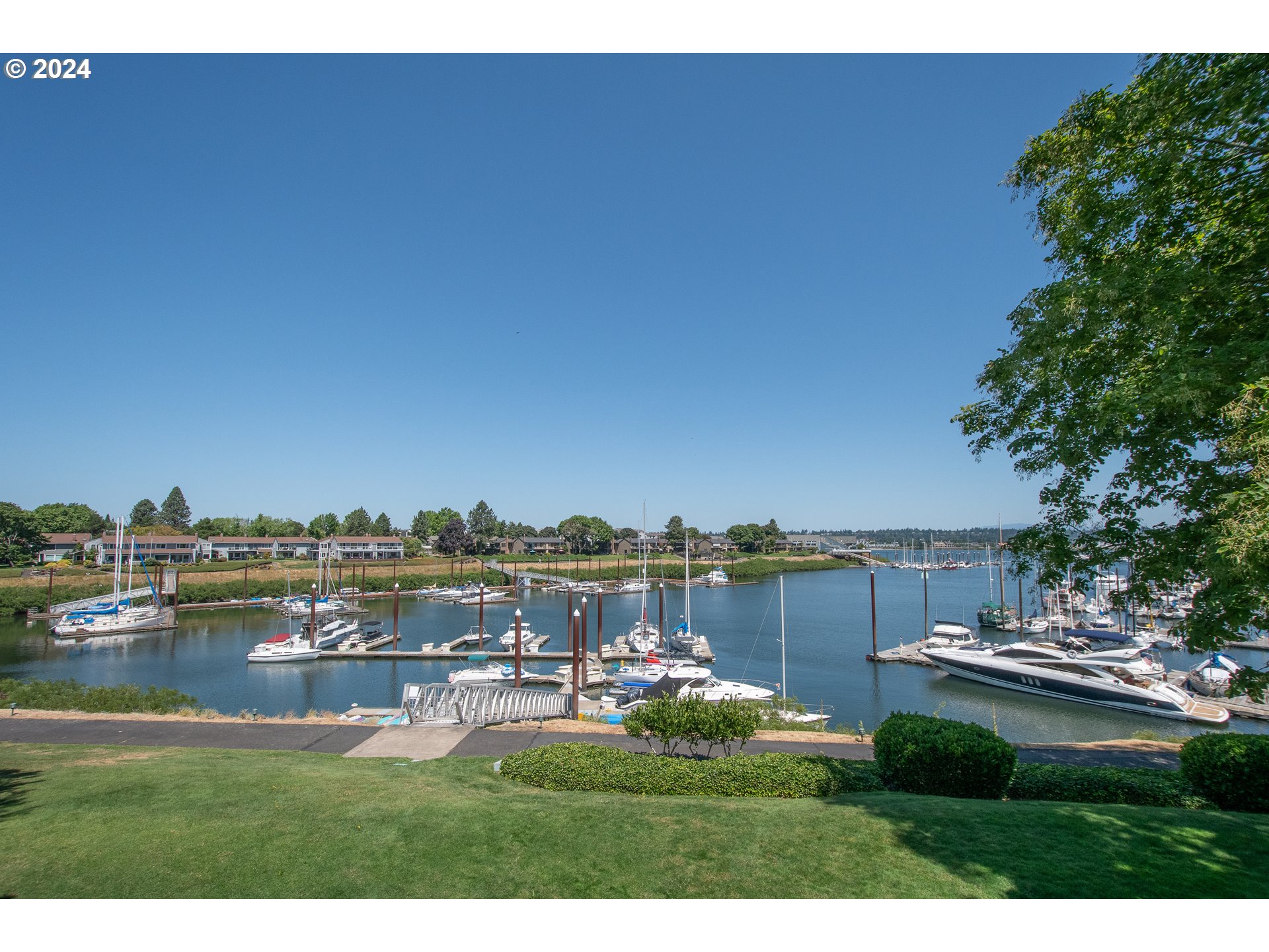 513 N TOMAHAWK ISLAND DR, Portland, OR, 97217