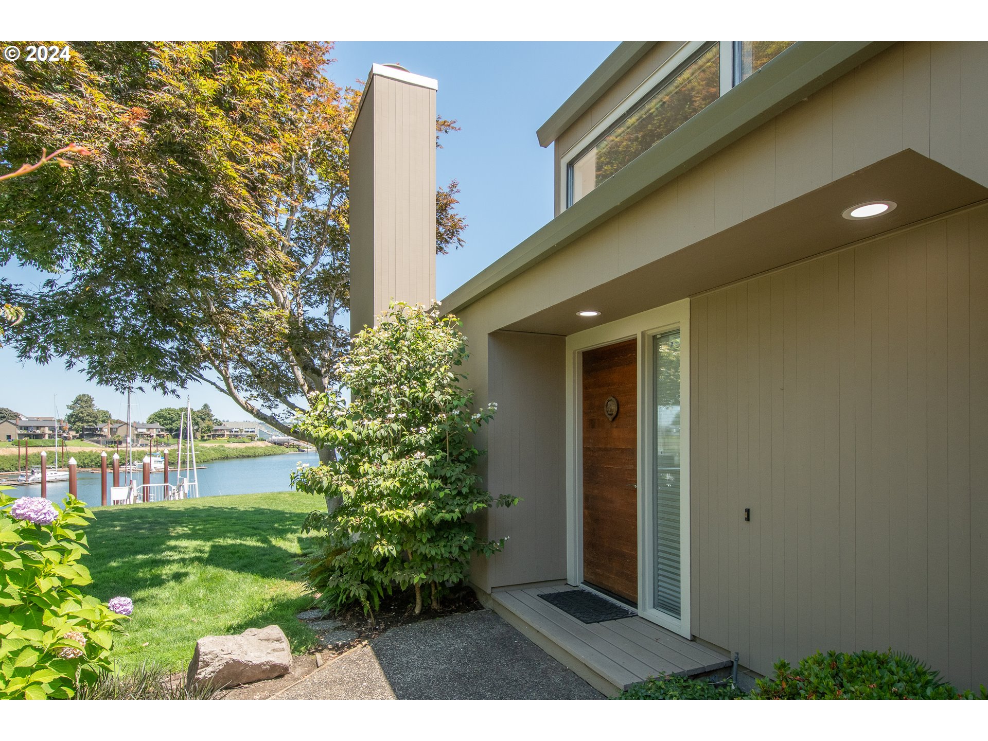 513 N TOMAHAWK ISLAND DR, Portland, OR, 97217