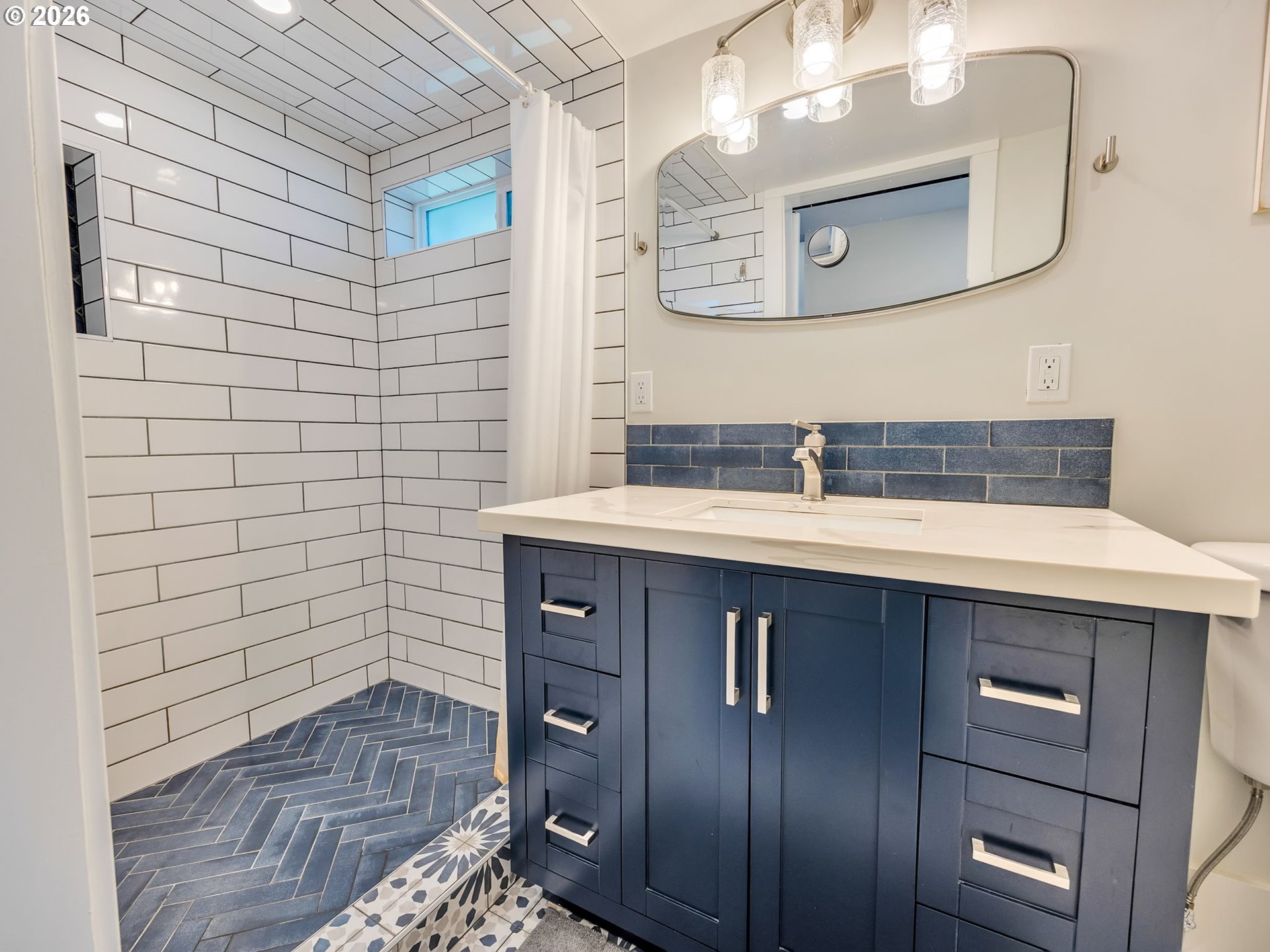 1103 AVENUE F, Seaside, OR, 97138