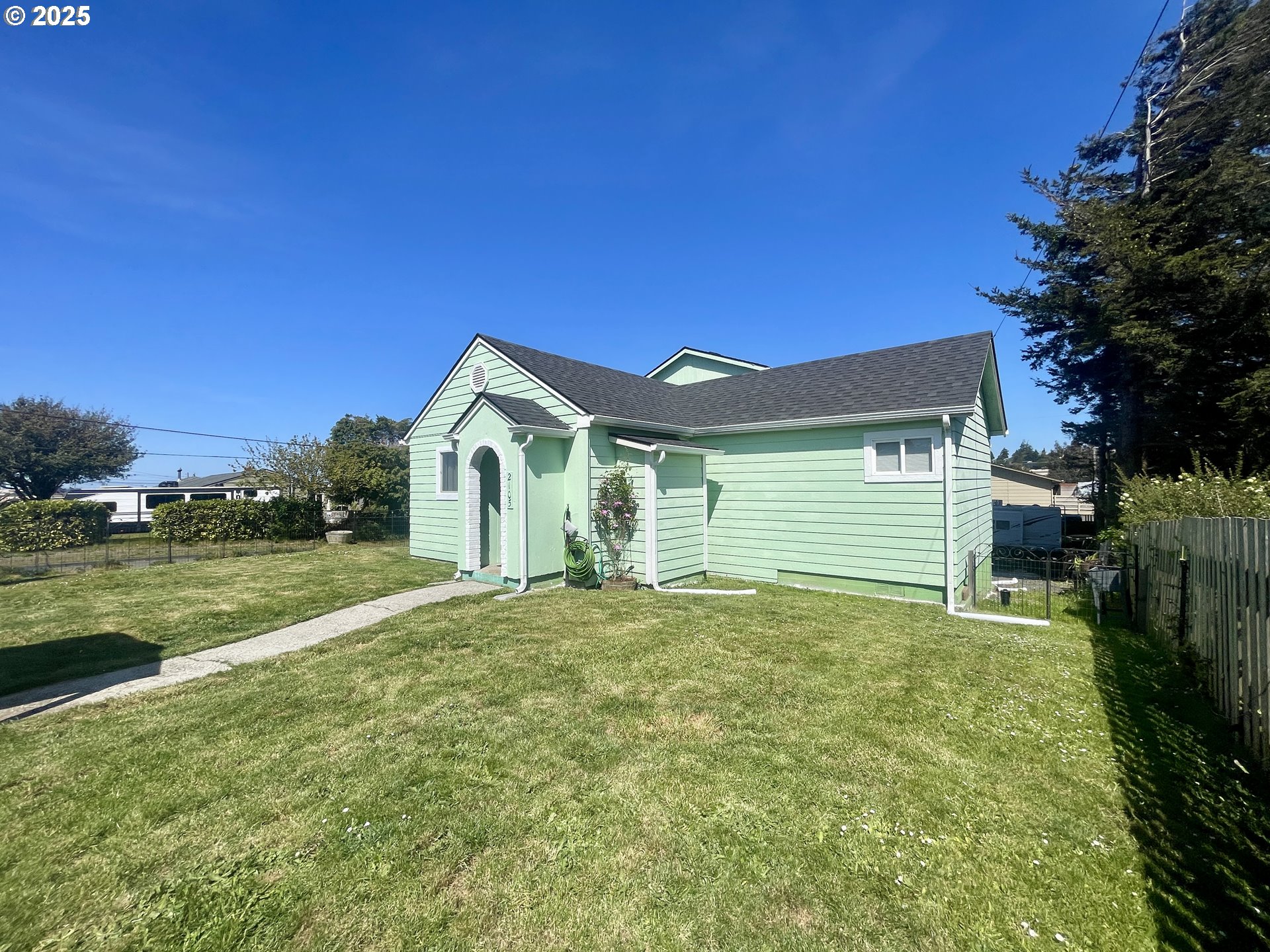 2105 EVERETT AVE