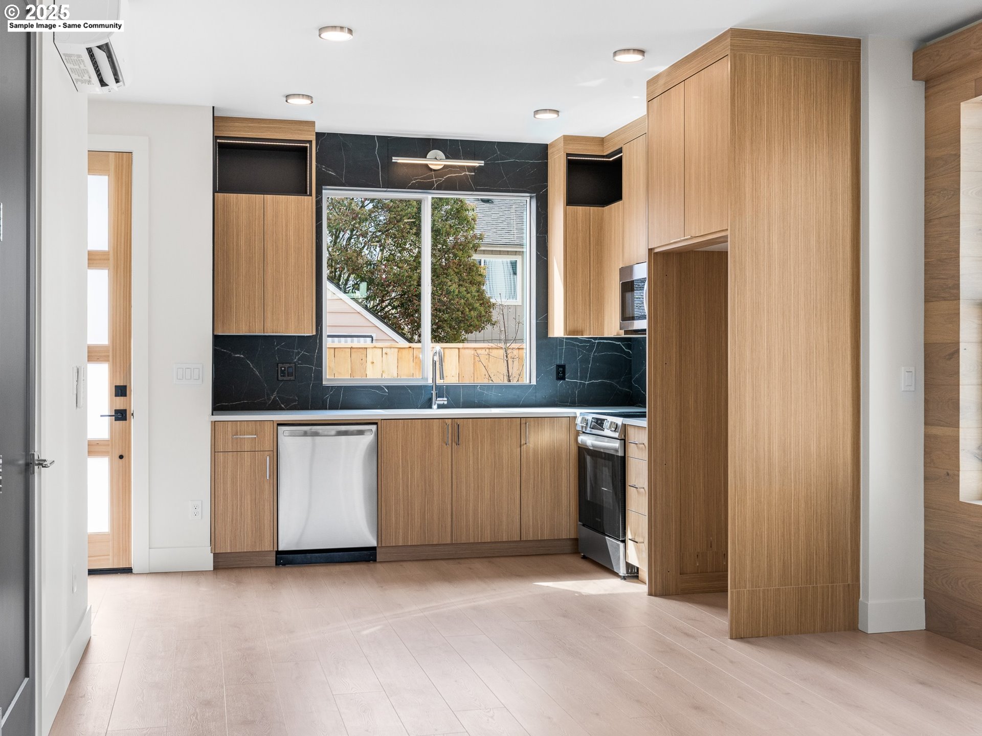 Photo #2: 560711539 Listing 