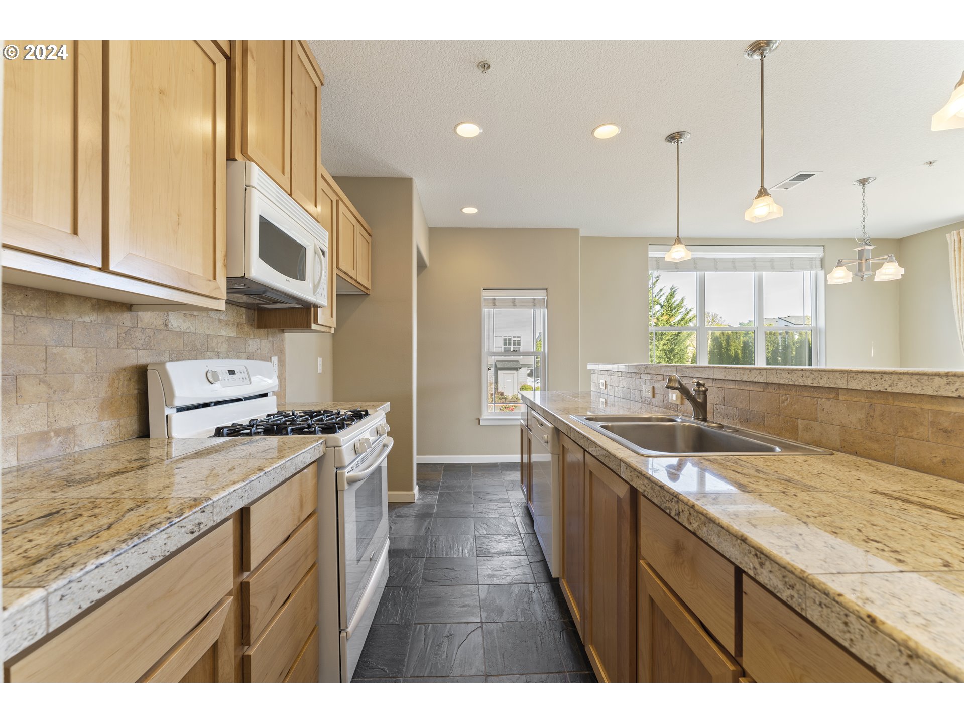 Photo #4: 577987792 Listing 