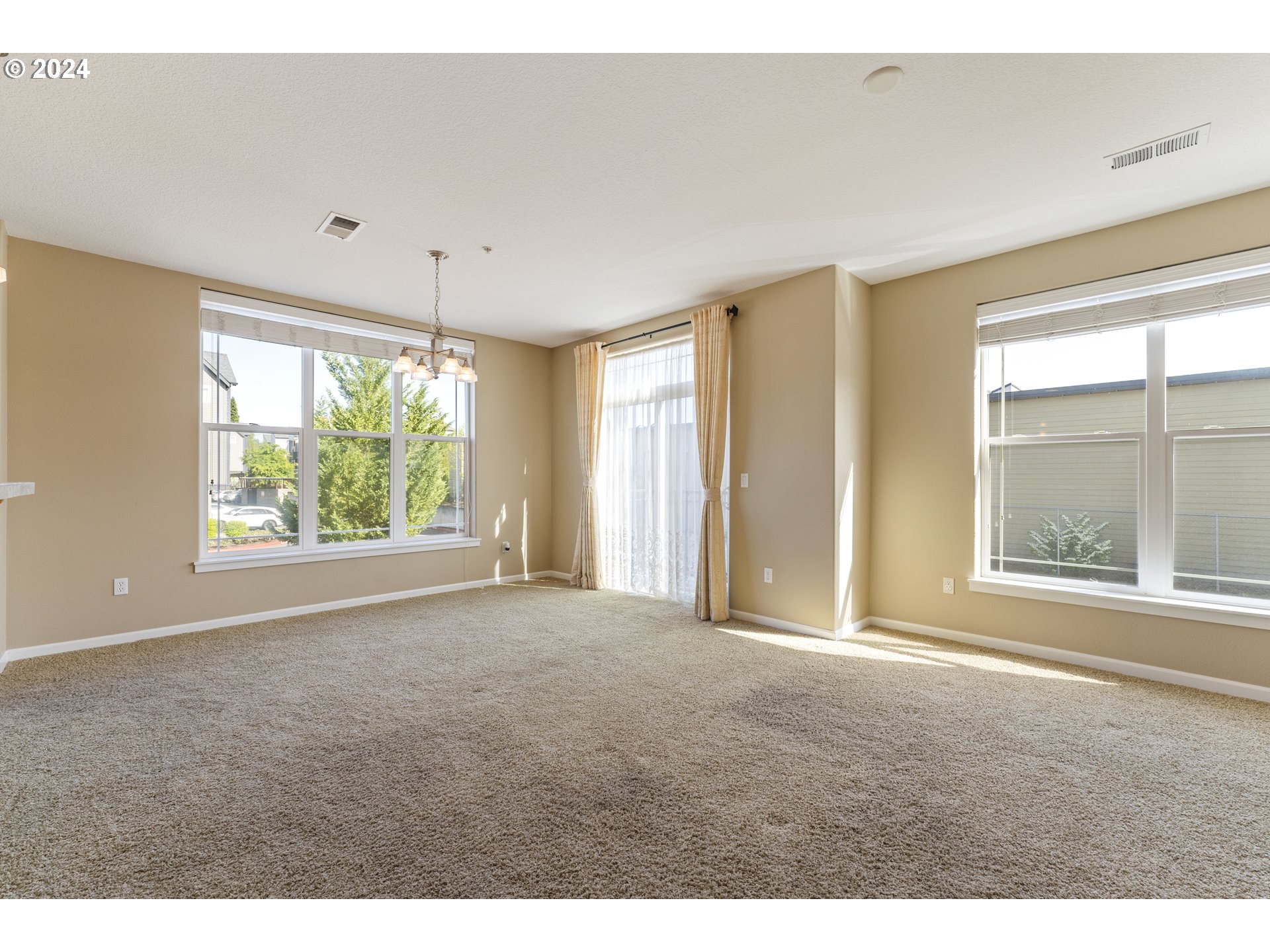 Photo #5: 577987792 Listing 