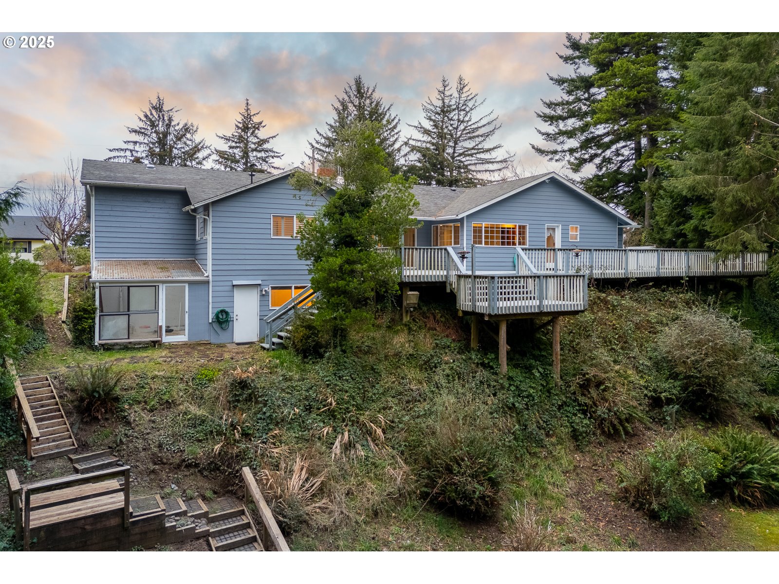 Photo of 425 EDGECLIFF DR Waldport OR 97394