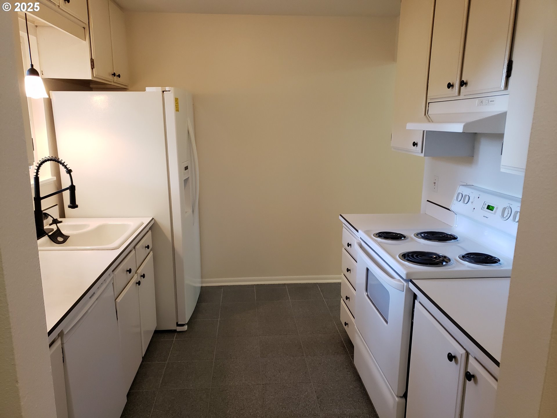 Photo #3: 586219077 Listing 
