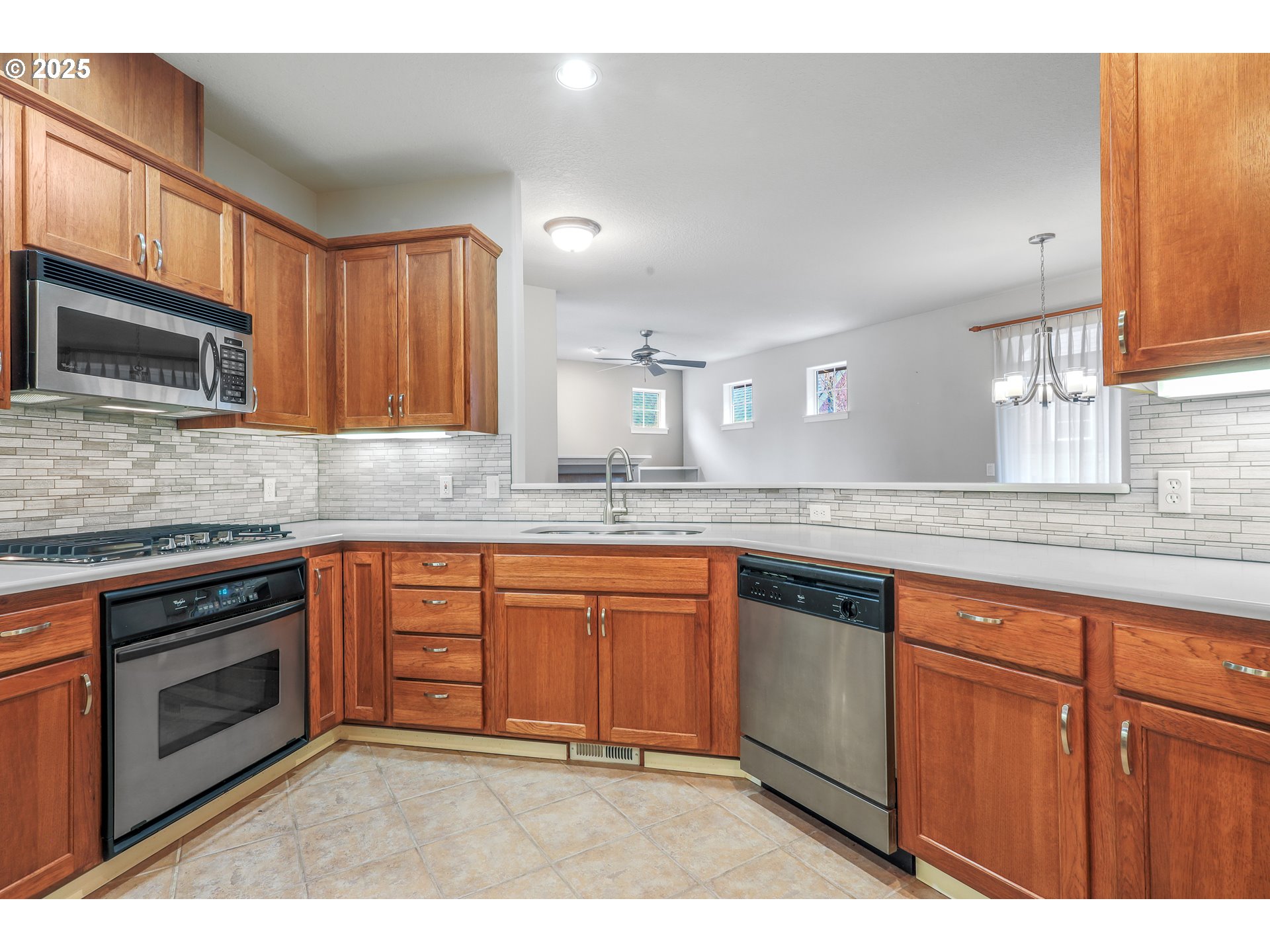 Photo #3: 586885395 Listing 