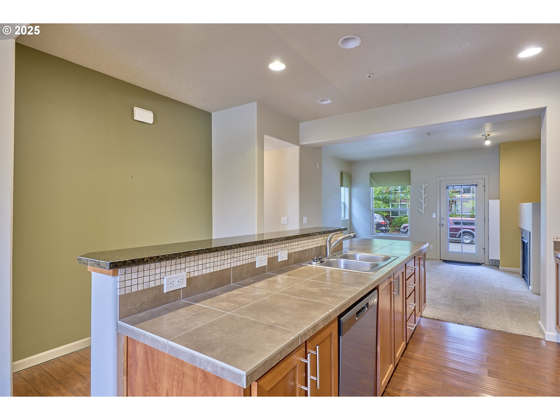 Photo #4: 591952415 Listing 