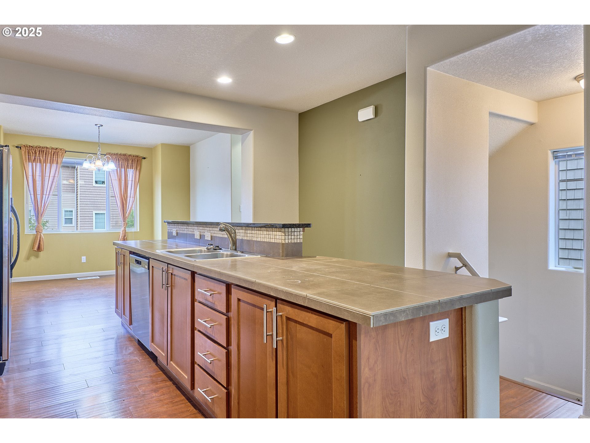 Photo #2: 591952415 Listing 