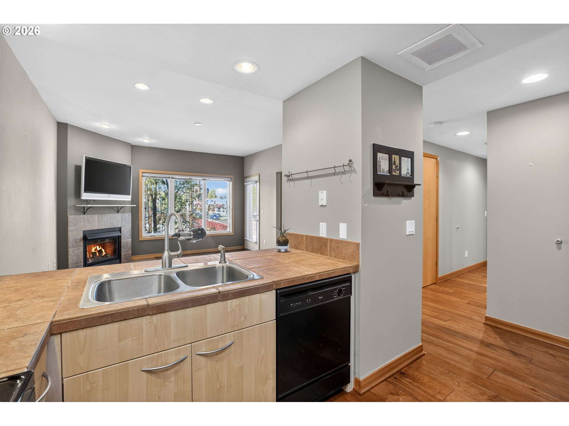 Photo #1: 602702942 Listing: Photo #1