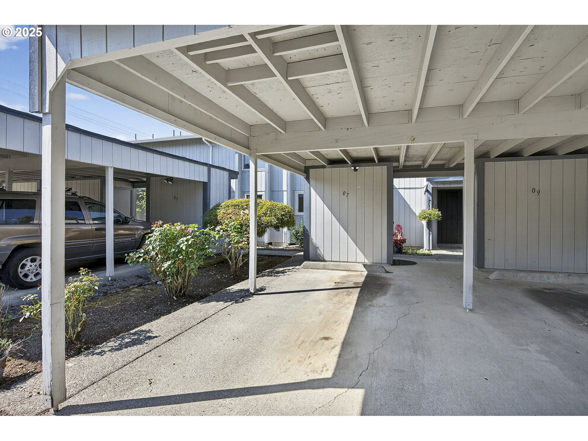 Photo #2: 605704228 Listing 