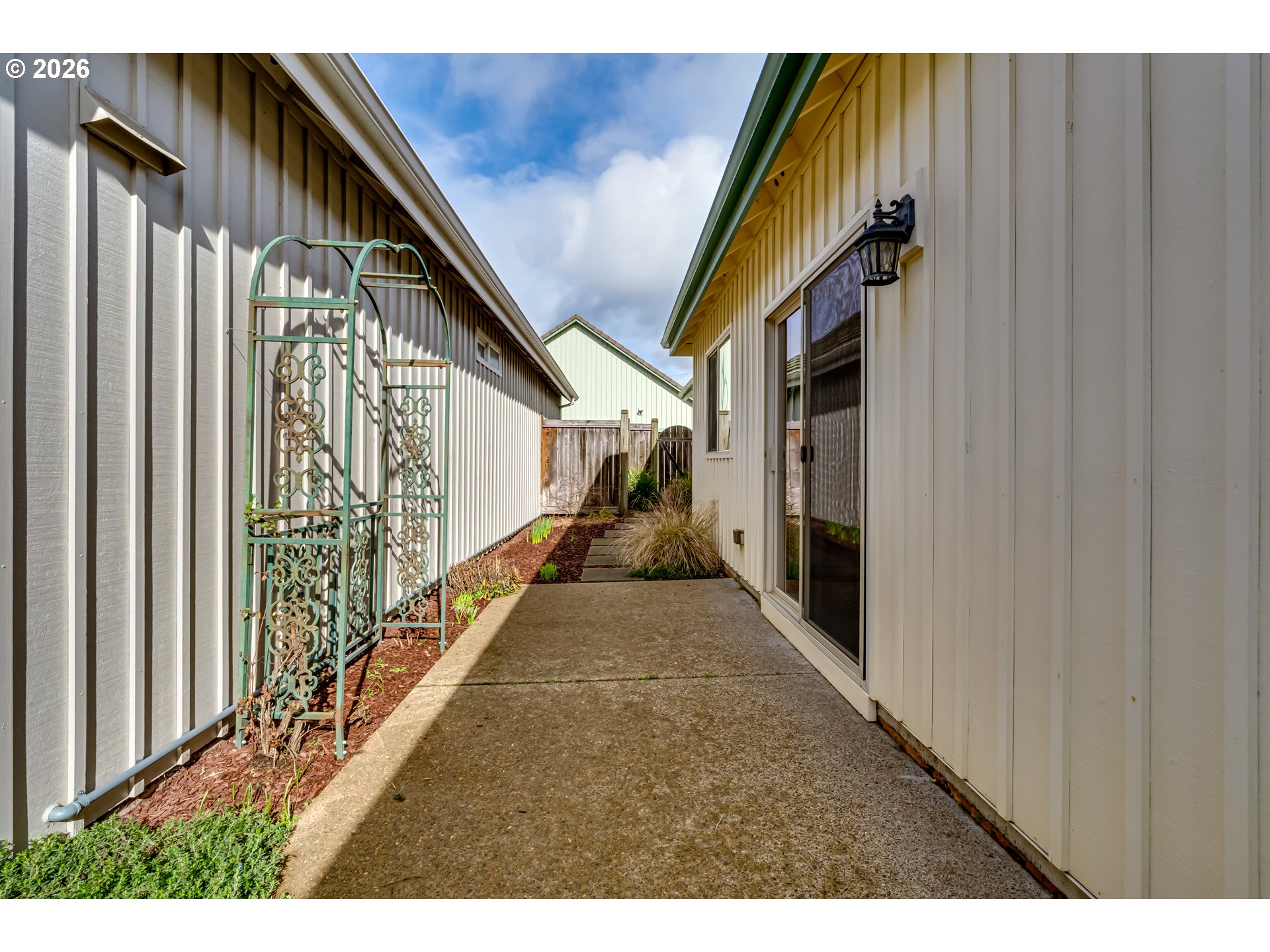 2099 LAKE SHORE DR, Eugene, OR, 97408