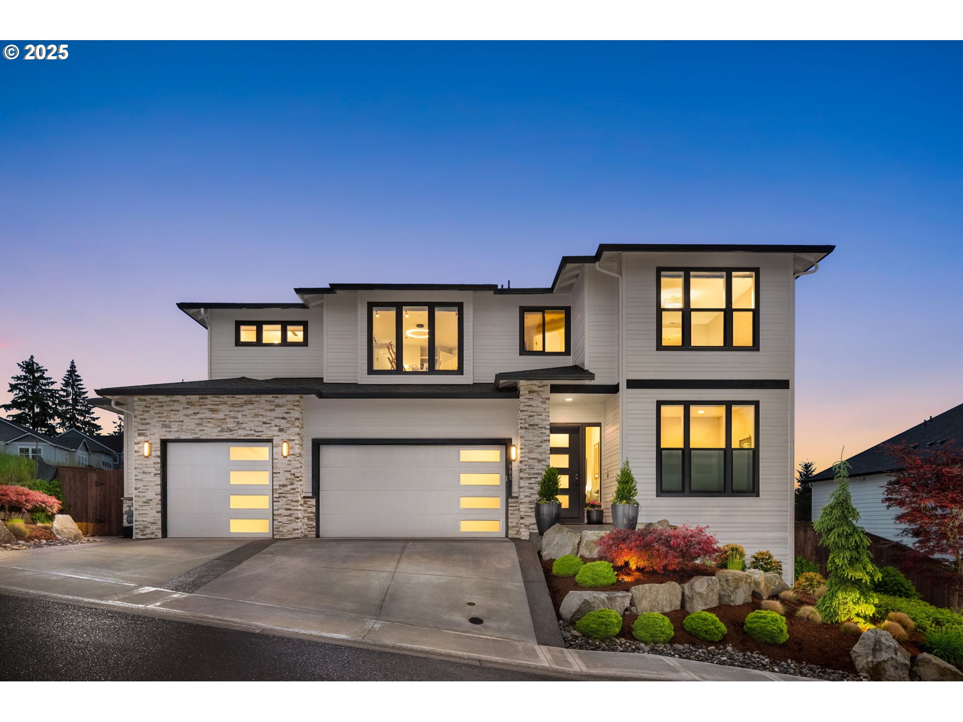 985 W Magnolia Loop