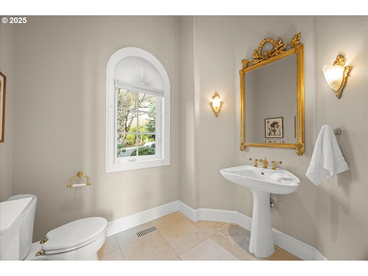 9228 NW MCKENNA DR, Portland, OR, 97229