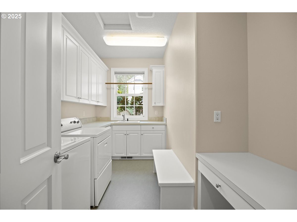 9228 NW MCKENNA DR, Portland, OR, 97229