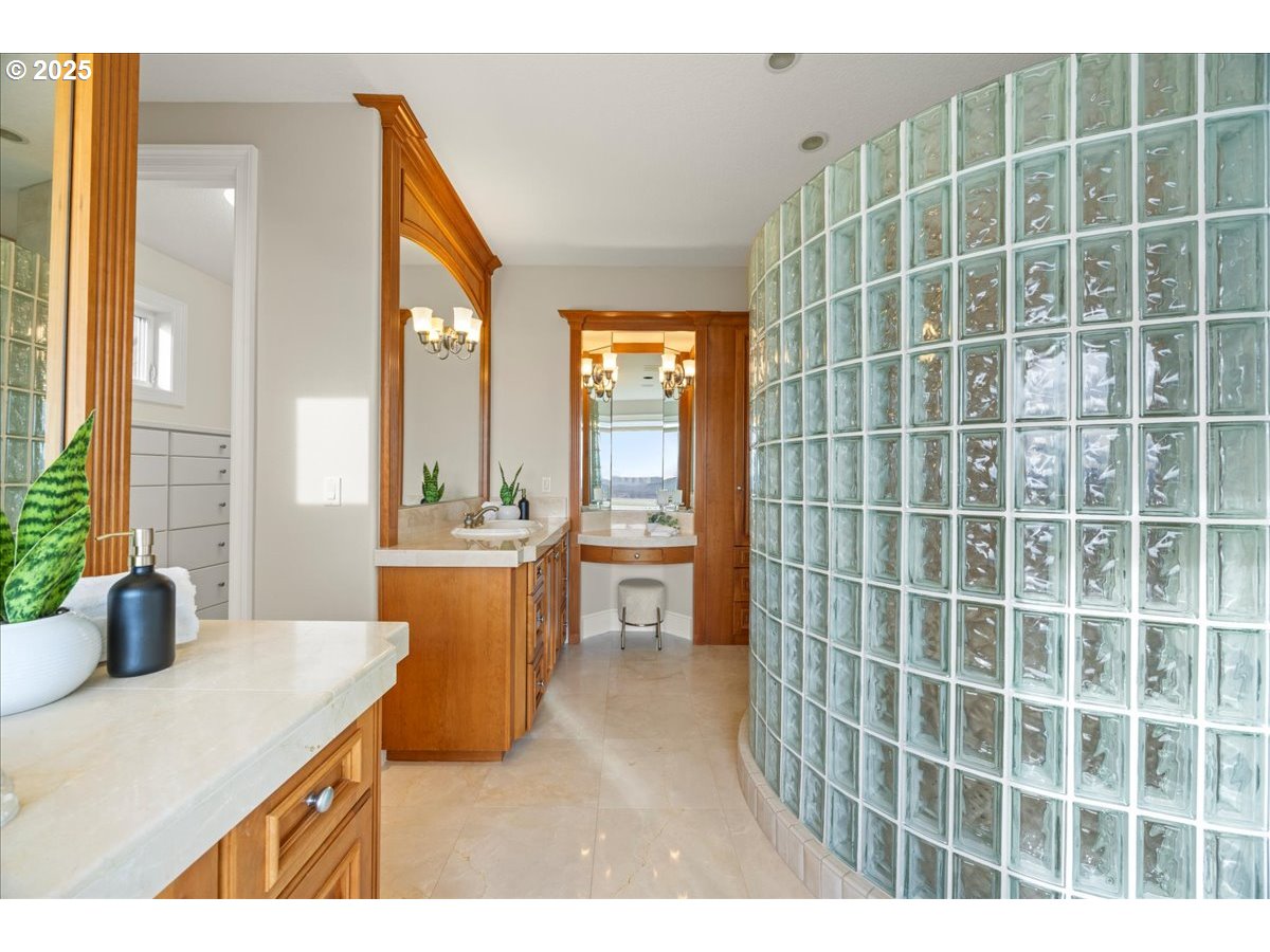 9228 NW MCKENNA DR, Portland, OR, 97229