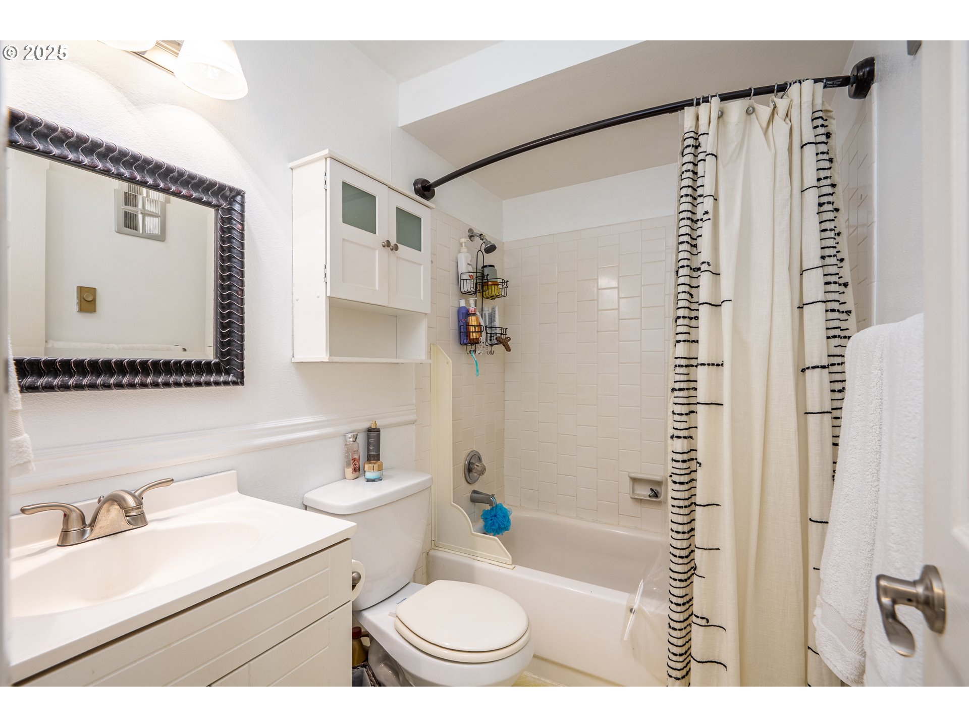 Photo #2: 647129223 Listing 