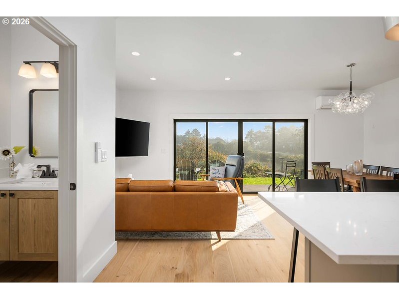 42 Washington ST, Rockaway Beach, OR, 97136