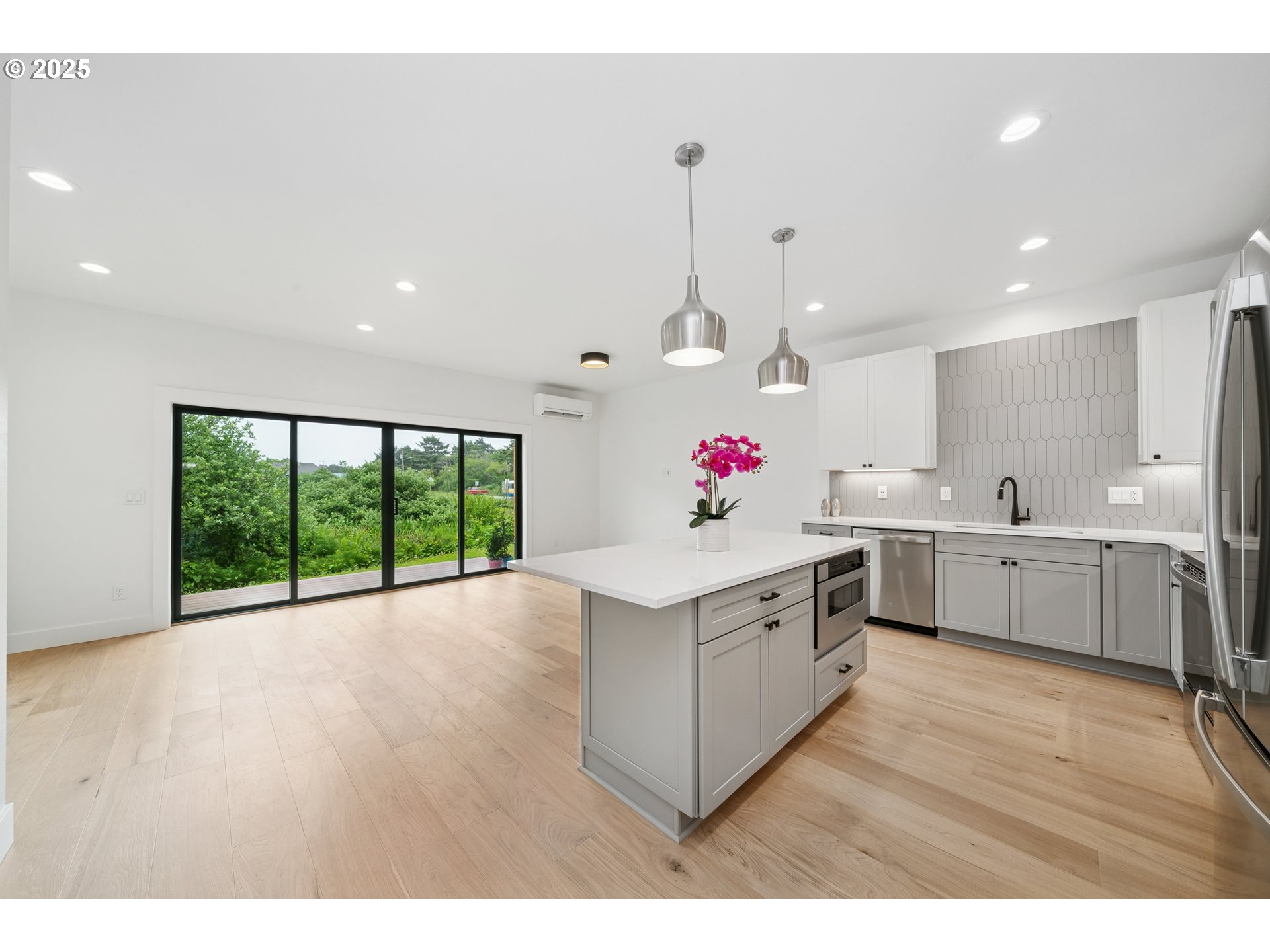 42 Washington ST, Rockaway Beach, OR, 97136