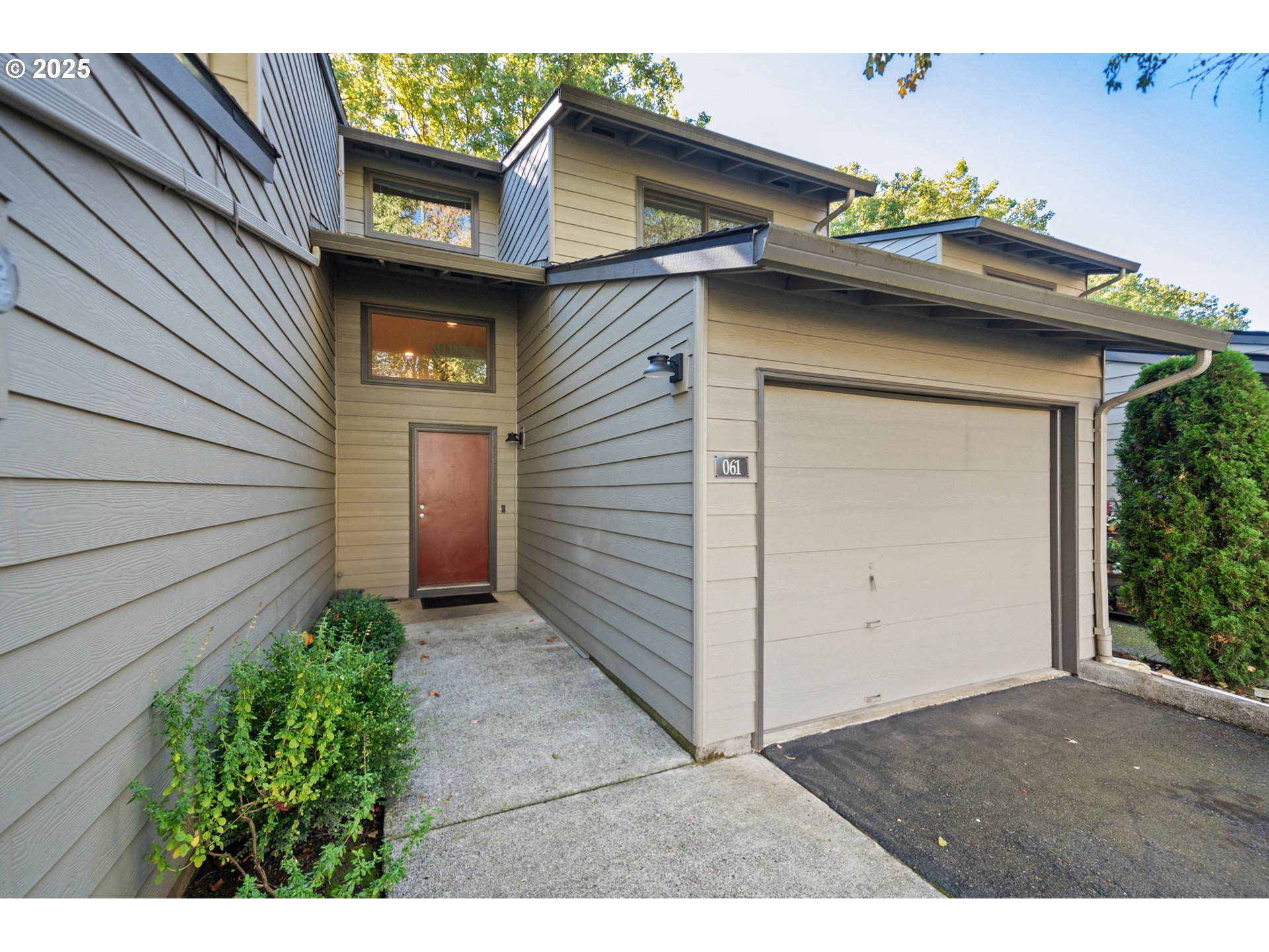Photo #2: 649748585 Listing 