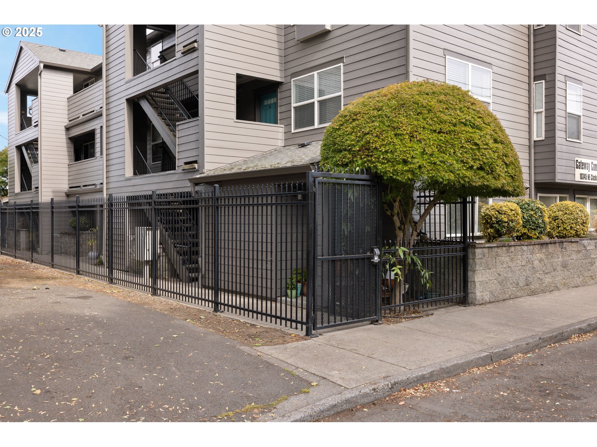 Photo #2: 661938292 Listing 