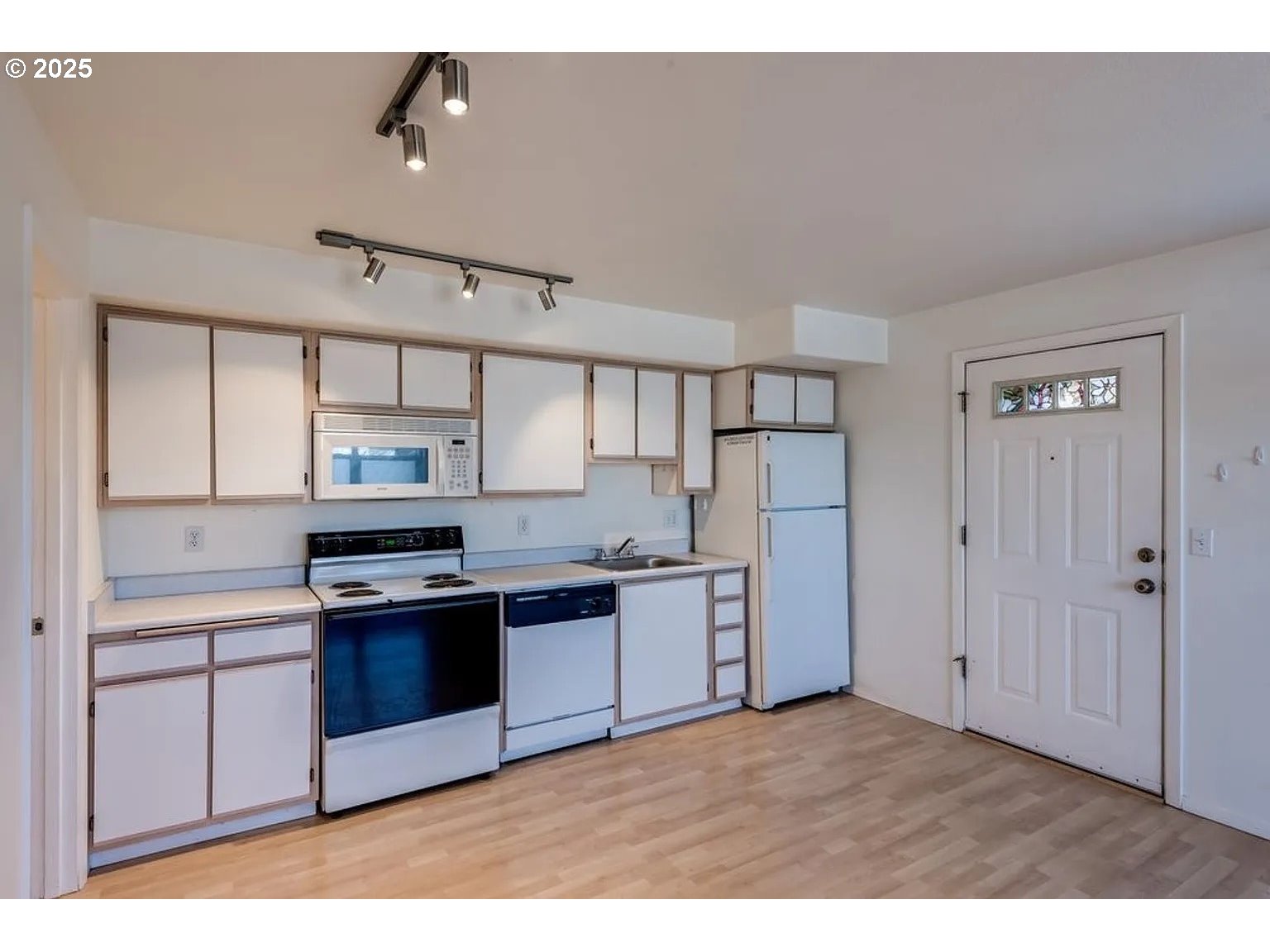 Photo #4: 661938292 Listing 