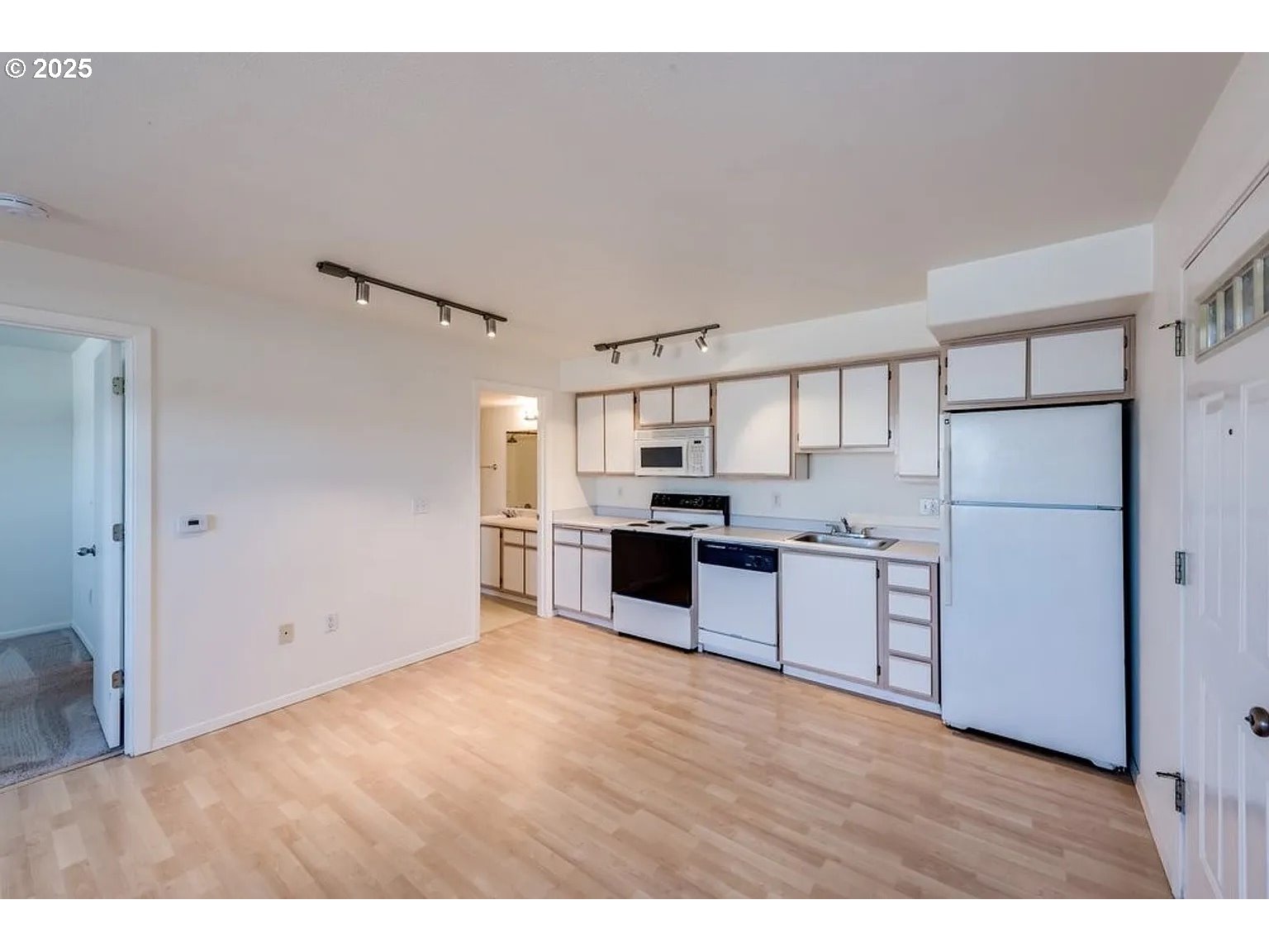 Photo #5: 661938292 Listing 