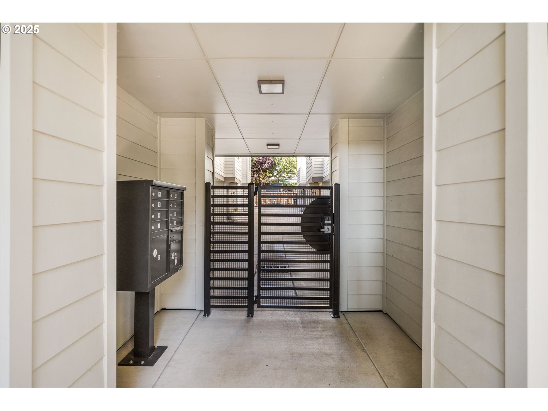 Photo #5: 675672507 Listing 