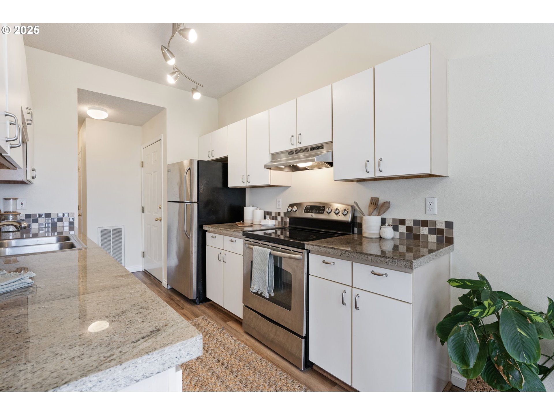 Photo #17: 676117326 Listing: Photo #17