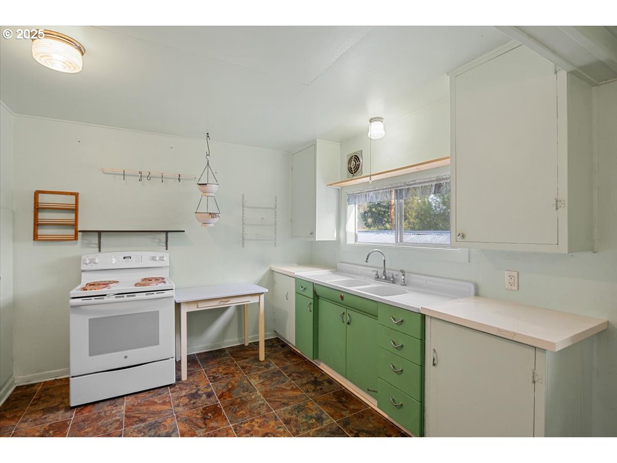 635 NW 4TH AVE, Myrtle Creek, OR, 97457