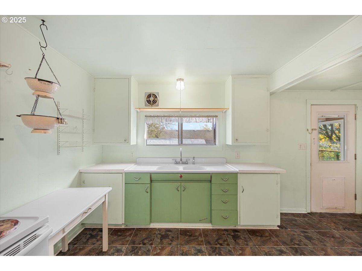 635 NW 4TH AVE, Myrtle Creek, OR, 97457