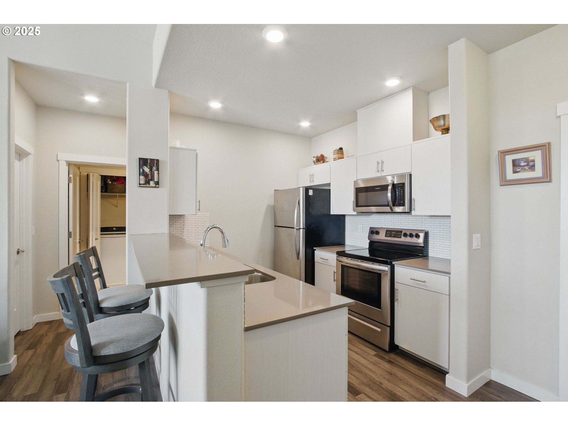 Photo #2: 681554266 Listing 