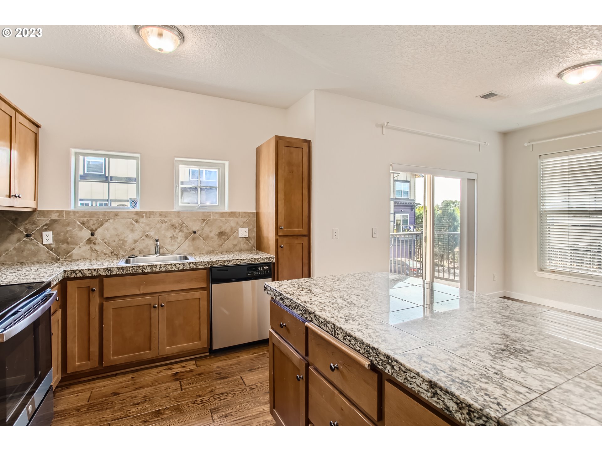 Photo #10: 686352838 Listing: Photo #10