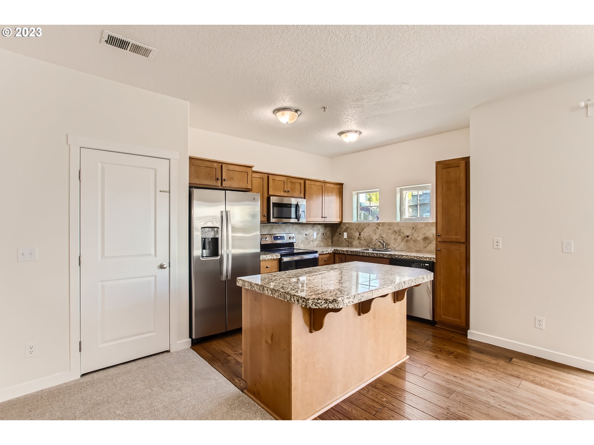 Photo #8: 686352838 Listing: Photo #8