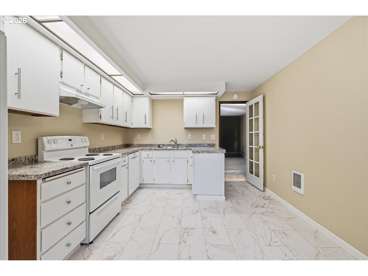 Photo #2: 687252145 Listing: Photo #2