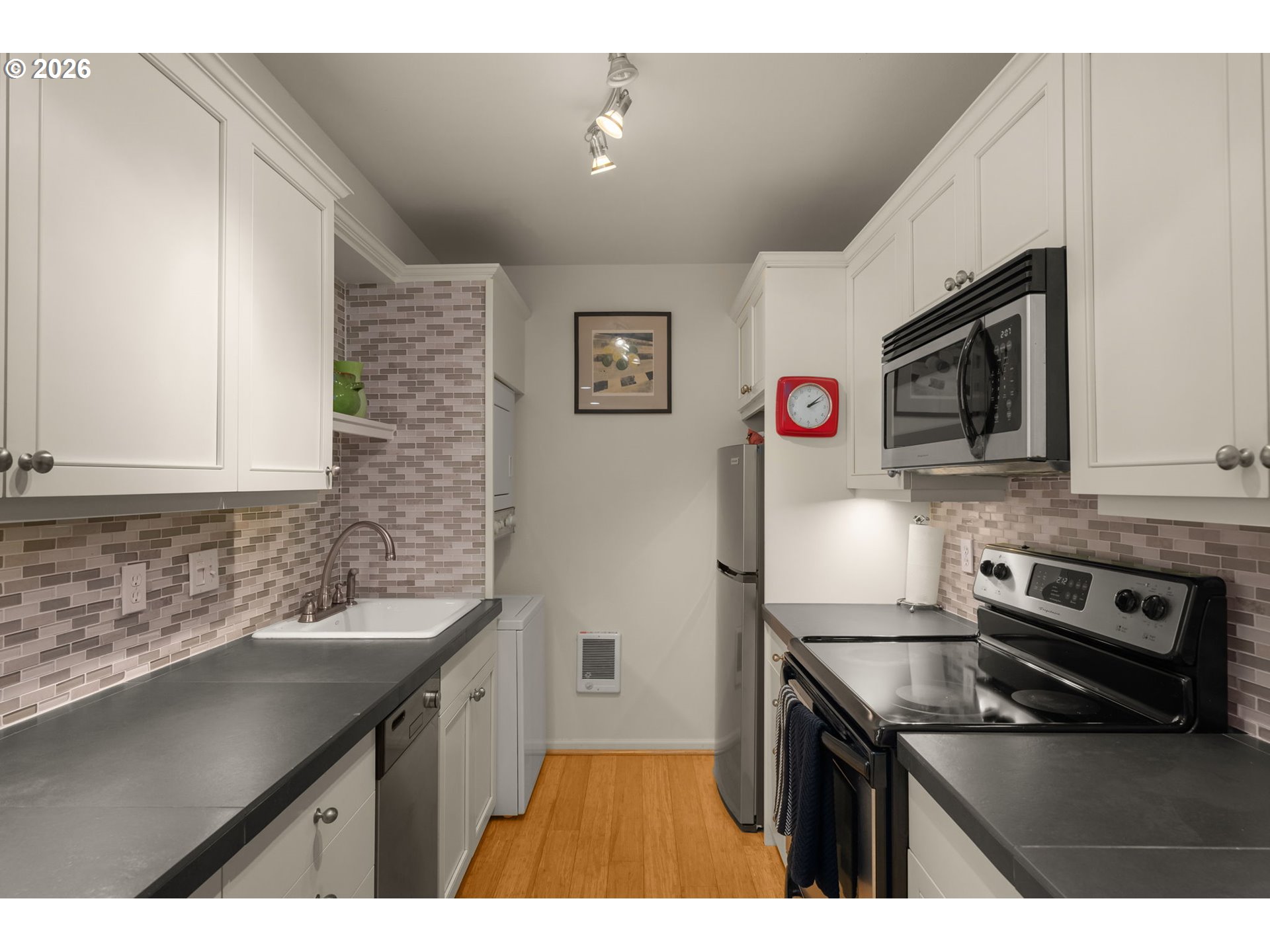 Photo #5: 687550645 Listing: Photo #5