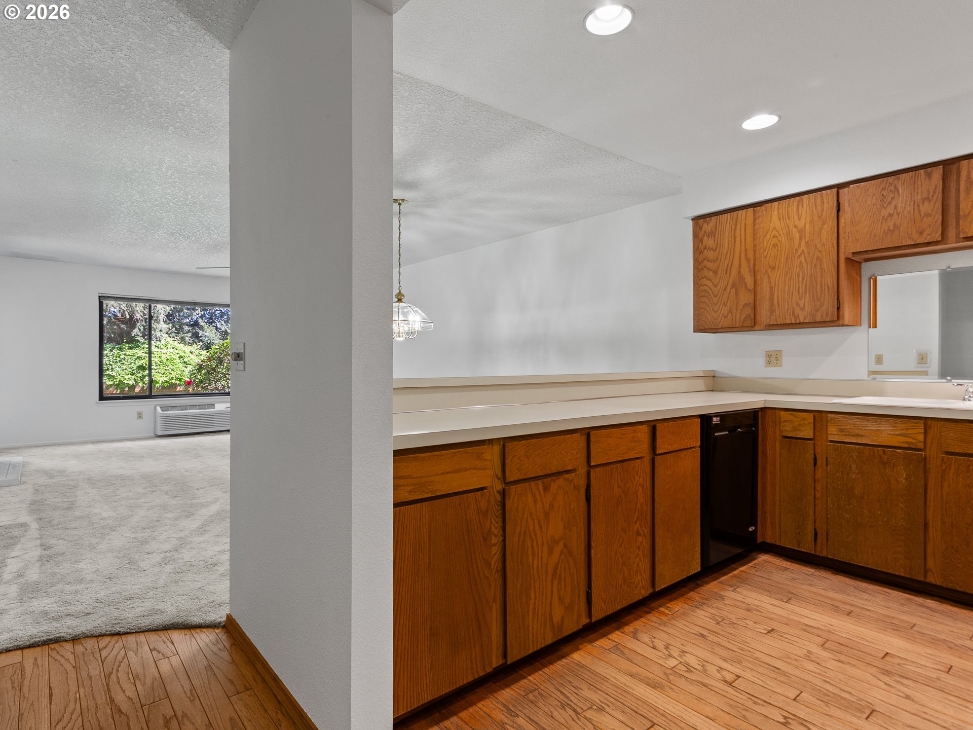 Photo #5: 687560768 Listing: Photo #5