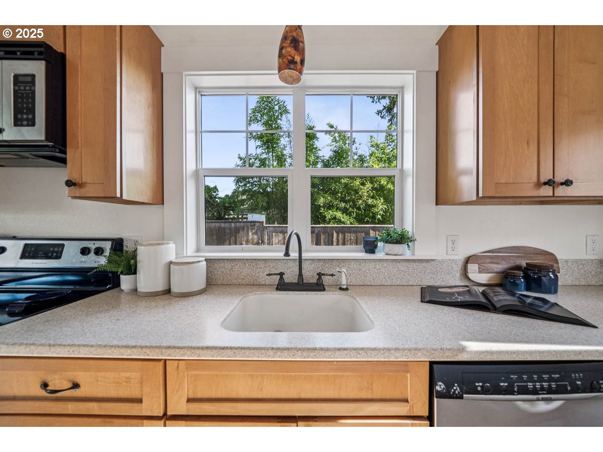 Photo #3: 692642830 Listing 