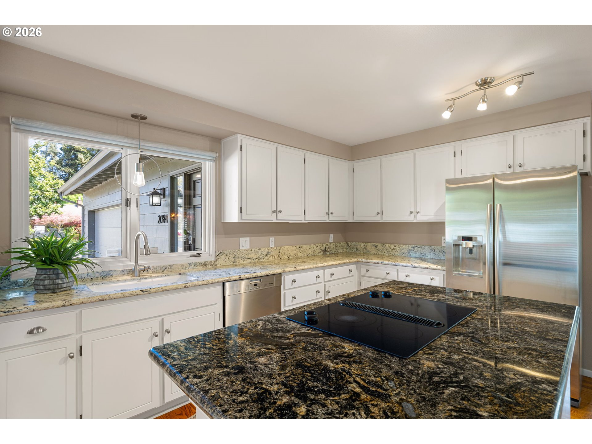 2084 EASTWOOD LN, Eugene, OR, 97401