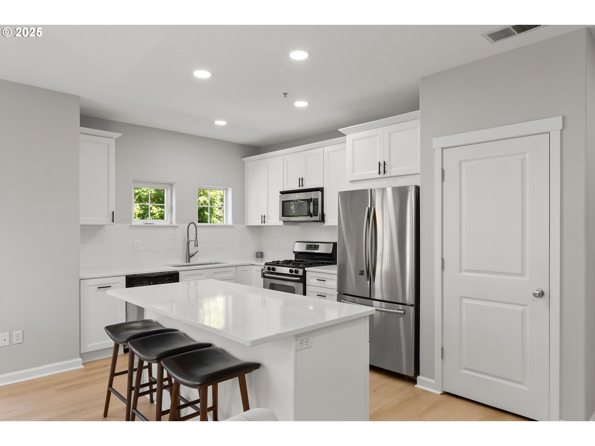 Photo #3: 698859523 Listing 