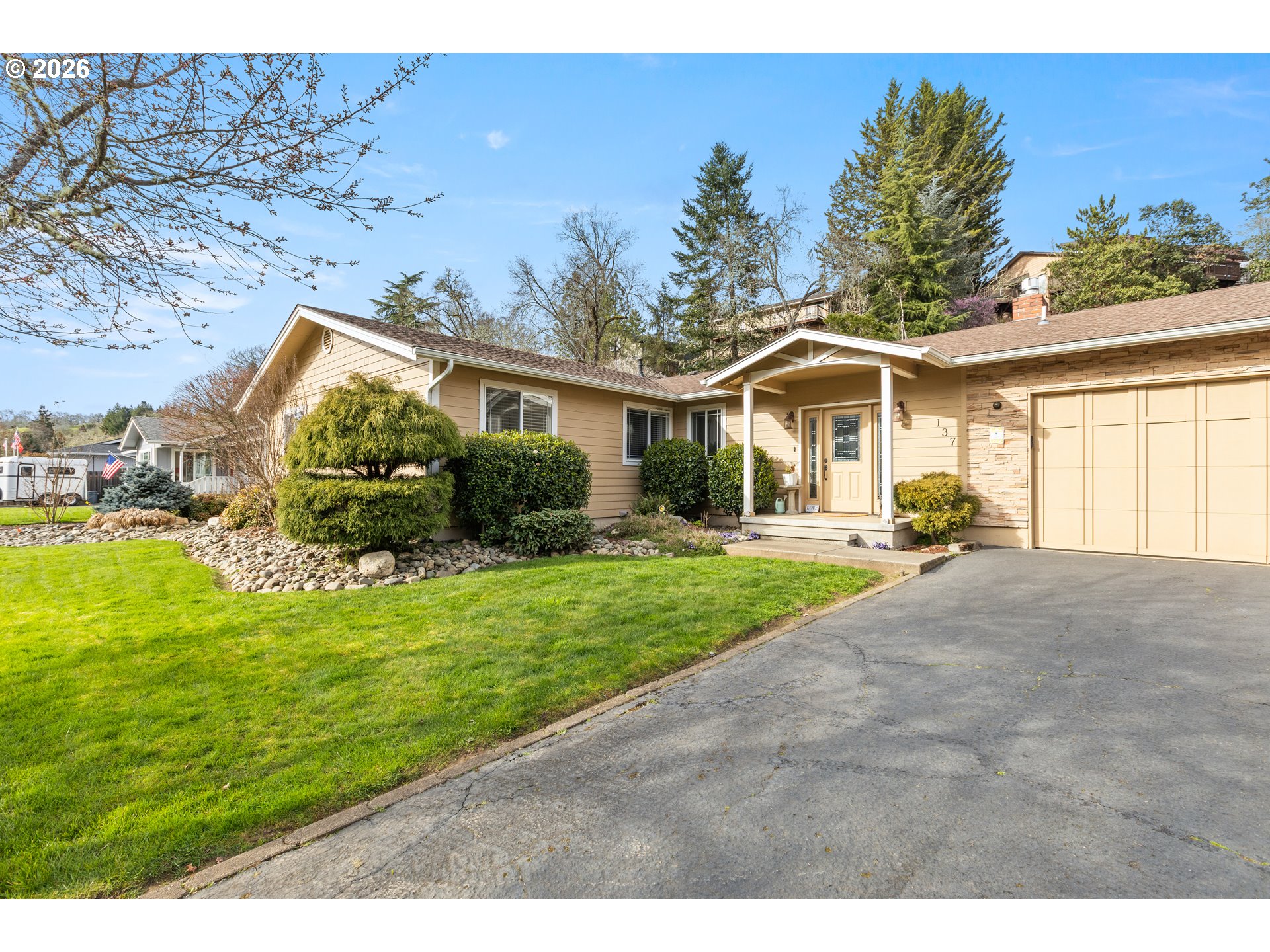 137 N RIVER DR, Roseburg, OR, 97470