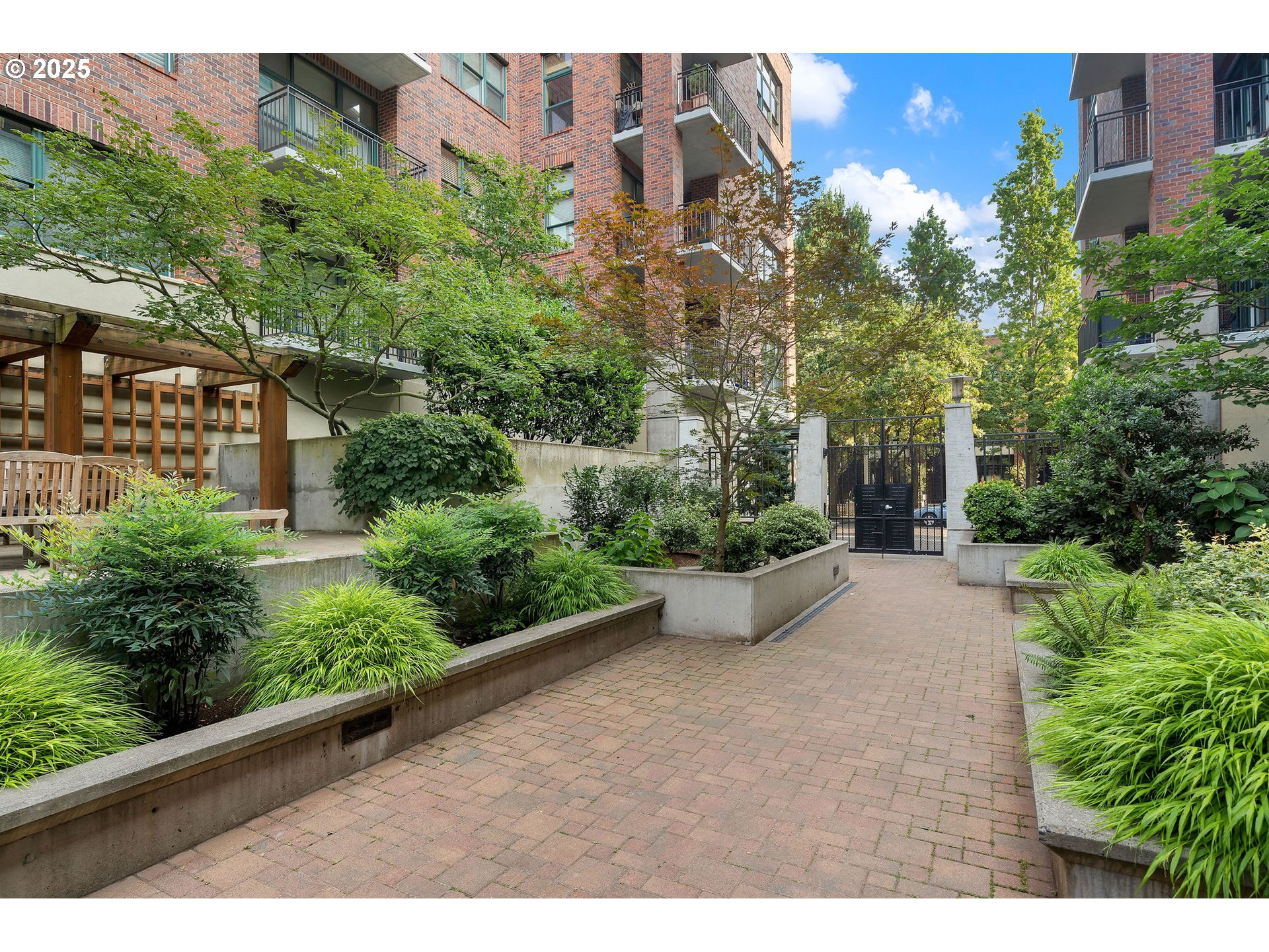 Photo #4: 704218643 Listing: Photo #4