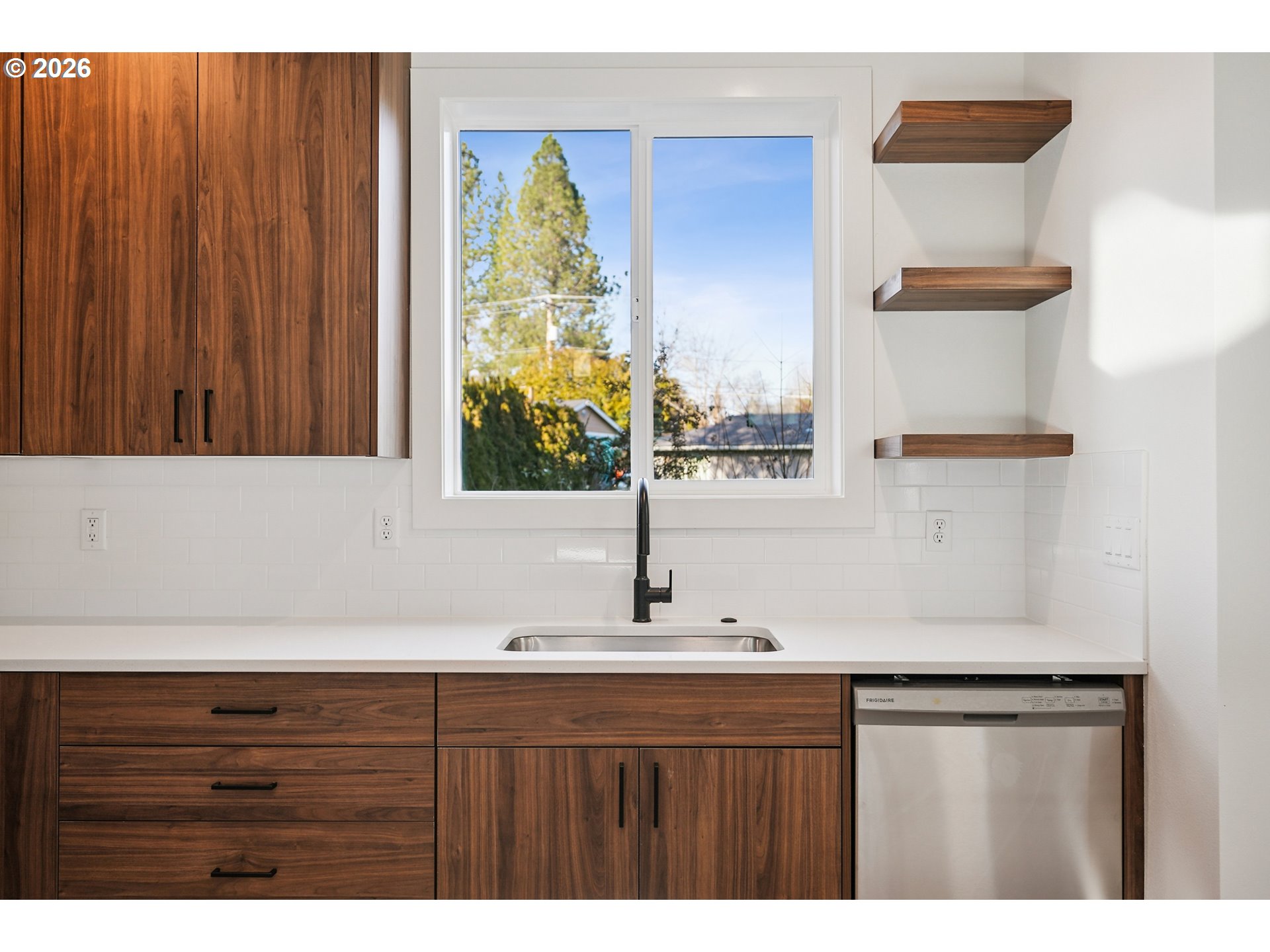 Photo #4: 704243176 Listing: Photo #4