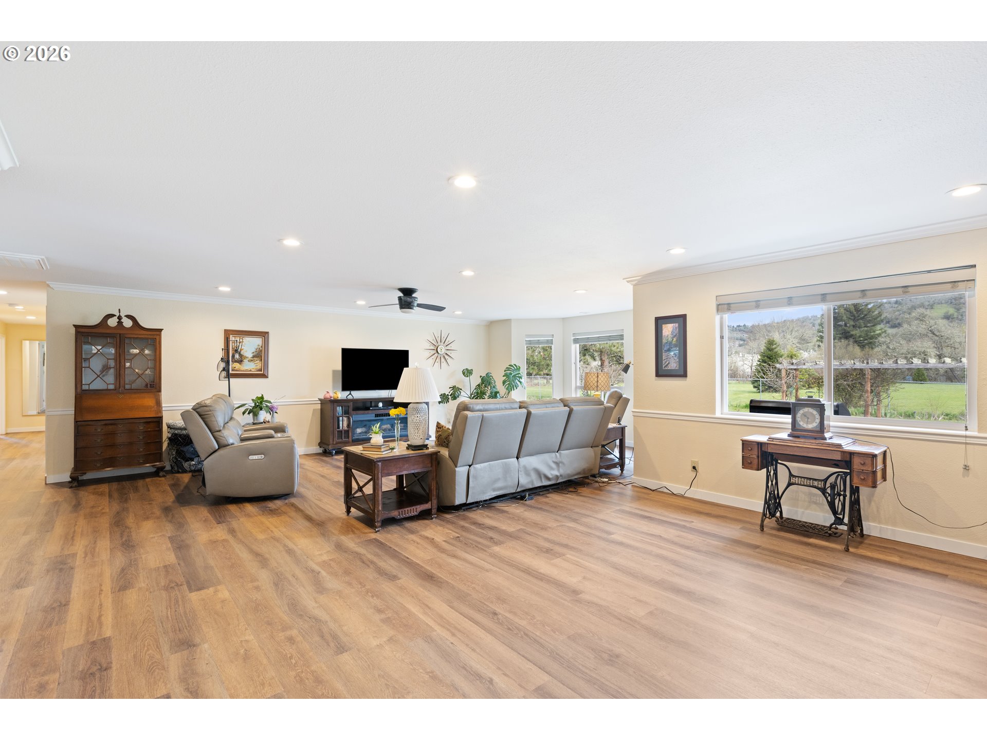 2164 SE DOUGLAS AVE, Roseburg, OR, 97470