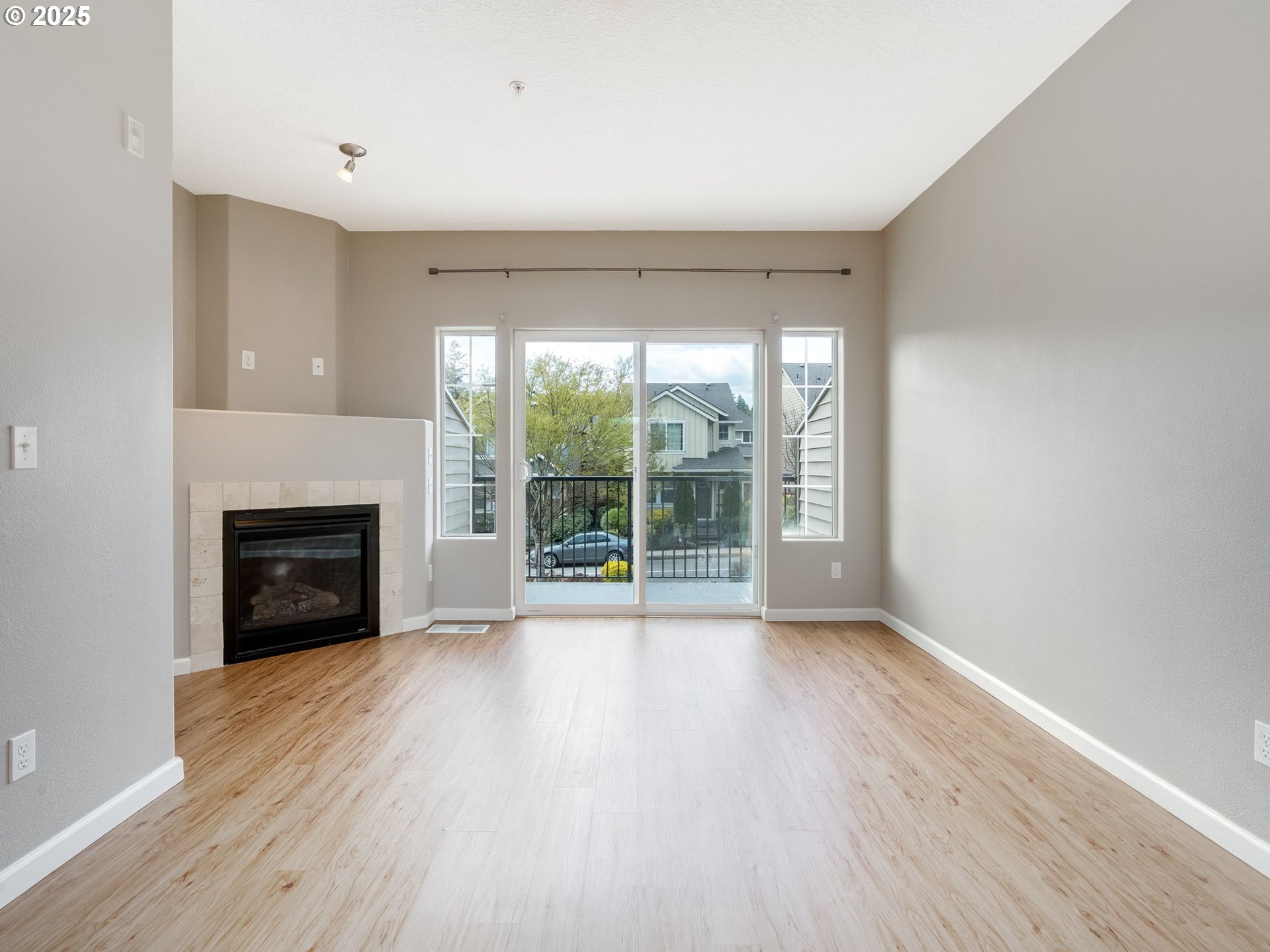 Photo #3: 728374961 Listing: Photo #3