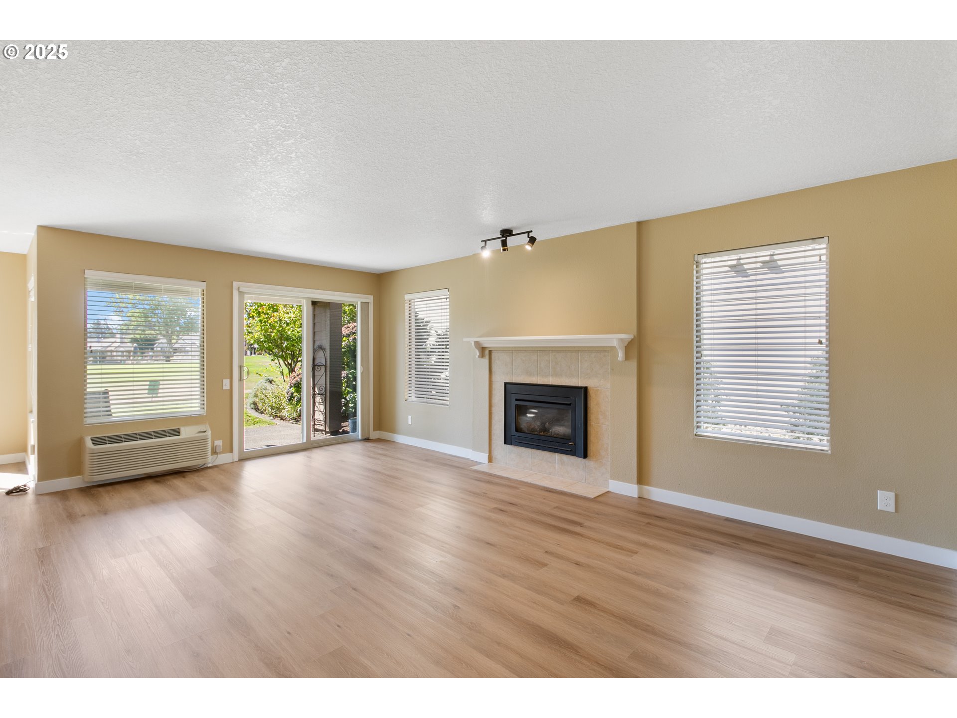 Photo #3: 728434701 Listing 