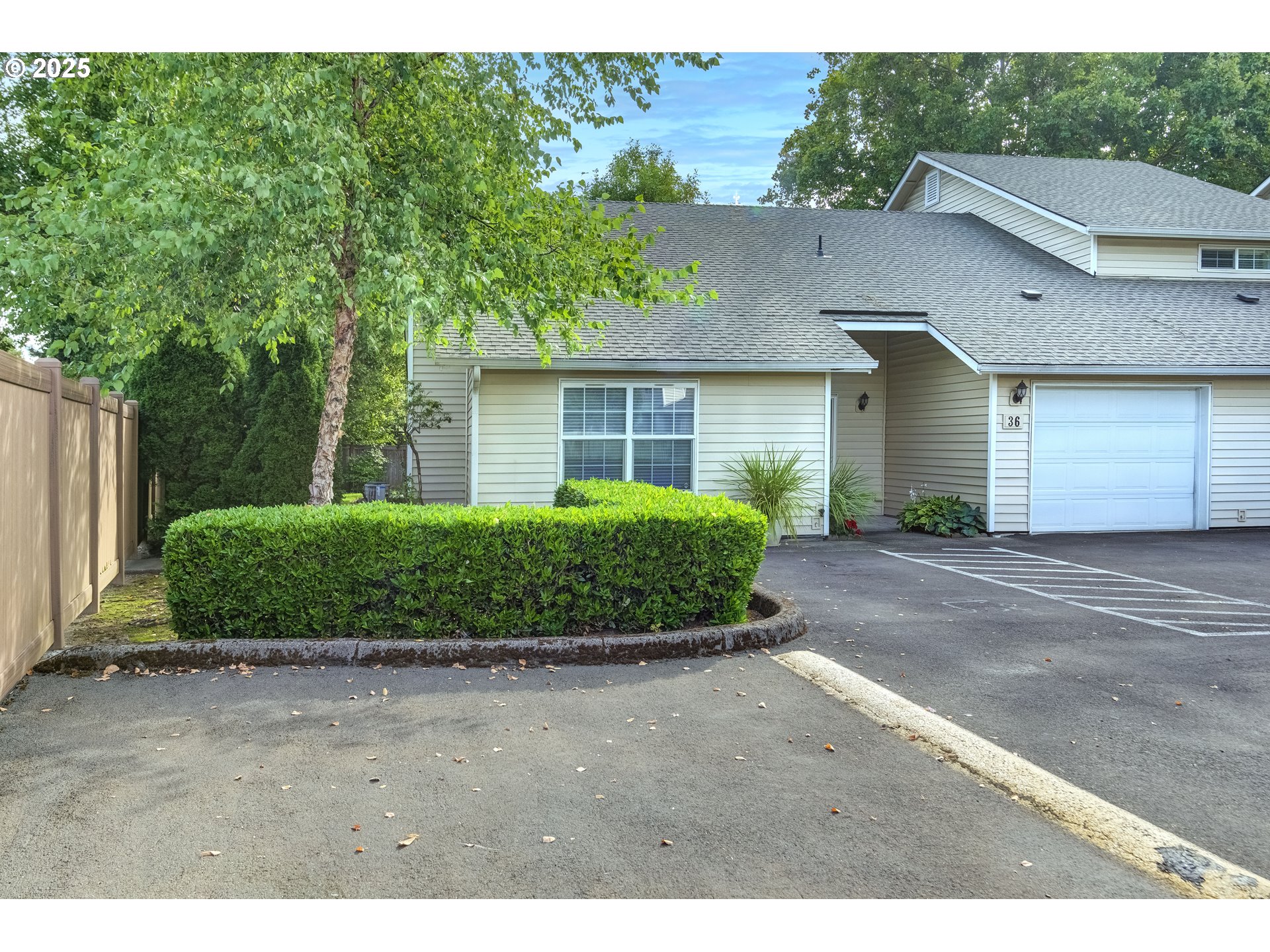 Photo #2: 735710793 Listing 