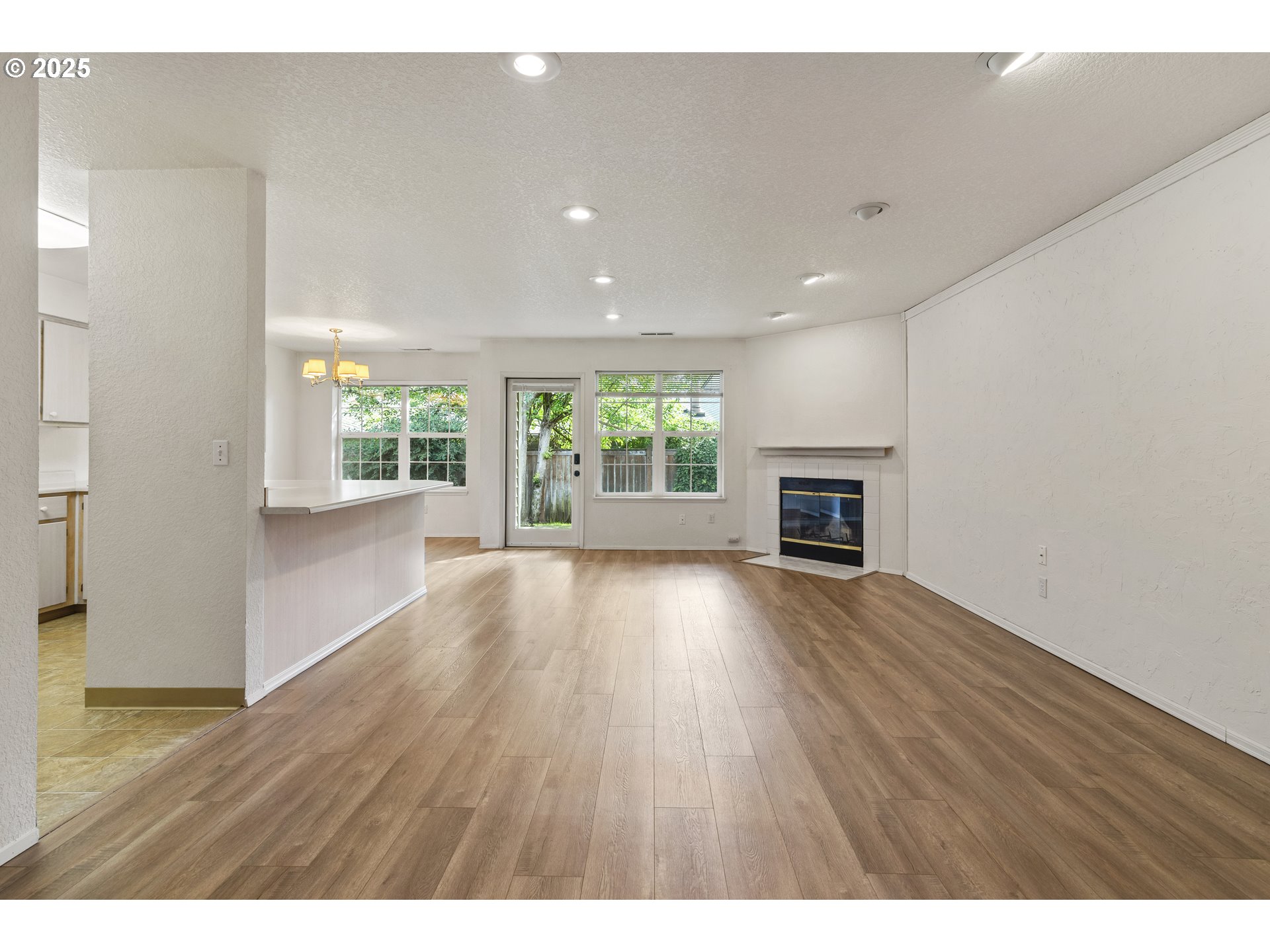 Photo #5: 735710793 Listing 
